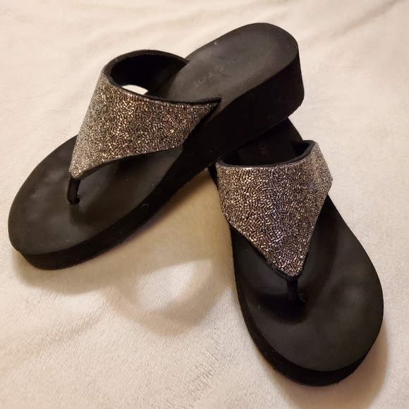 Goldtoe Shoes - Goldtoe Silver Bugle Bead Sandals,  Black Platform